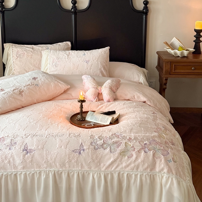 91家纺网 家纺一手货源 找家纺 卡姿家纺 2025秋冬德国奶芙绒提花雪纺花边— 维密蝴蝶 维密蝴蝶-粉