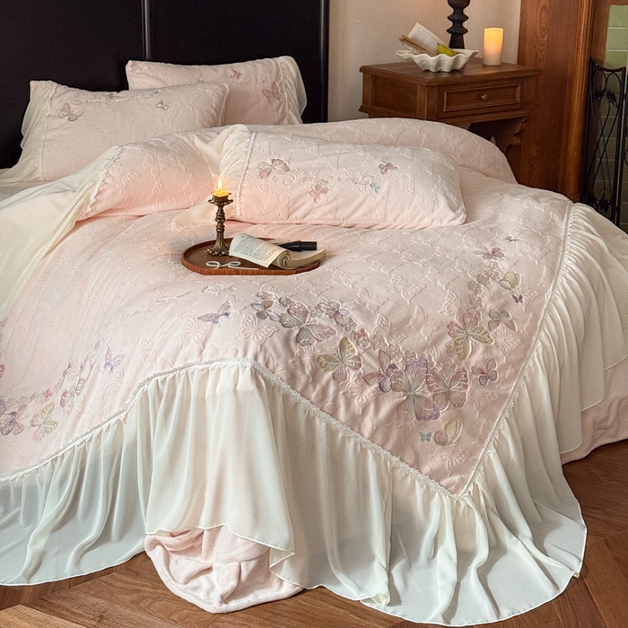 91家纺网 家纺一手货源 找家纺 卡姿家纺 2025秋冬德国奶芙绒提花雪纺花边— 维密蝴蝶 维密蝴蝶-粉