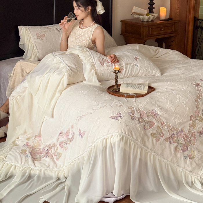 91家纺网 家纺一手货源 找家纺 卡姿家纺 2025秋冬德国奶芙绒提花雪纺花边— 维密蝴蝶 维密蝴蝶-奶油白