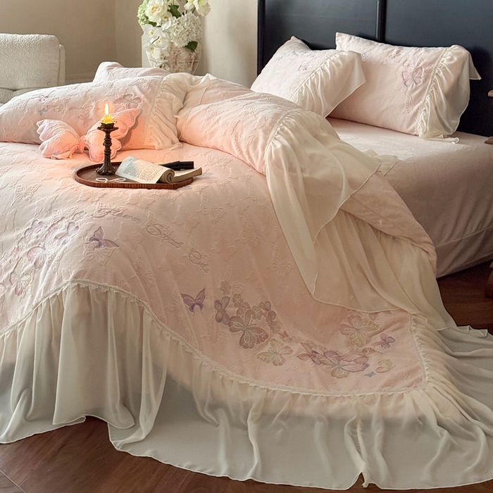 91家纺网 家纺一手货源 找家纺 卡姿家纺 2025秋冬德国奶芙绒提花雪纺花边— 维密蝴蝶 维密蝴蝶-粉