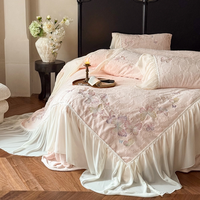 91家纺网 家纺一手货源 找家纺 （总）卡姿家纺 2025秋冬德国奶芙绒提花雪纺花边— 维密蝴蝶