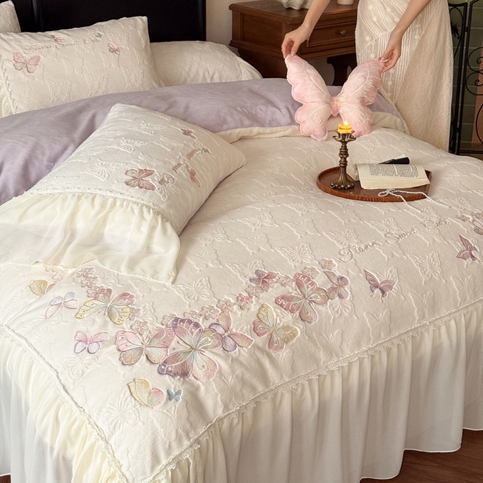 91家纺网 家纺一手货源 找家纺 卡姿家纺 2025秋冬德国奶芙绒提花雪纺花边— 维密蝴蝶 维密蝴蝶-奶油白