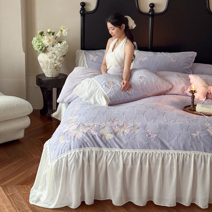 91家纺网 家纺一手货源 找家纺 卡姿家纺 2025秋冬德国奶芙绒提花雪纺花边— 维密蝴蝶 维密蝴蝶-紫