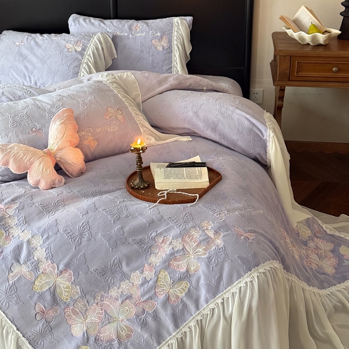 91家纺网 家纺一手货源 找家纺 卡姿家纺 2025秋冬德国奶芙绒提花雪纺花边— 维密蝴蝶 维密蝴蝶-紫