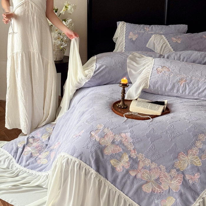 91家纺网 家纺一手货源 找家纺 卡姿家纺 2025秋冬德国奶芙绒提花雪纺花边— 维密蝴蝶 维密蝴蝶-紫