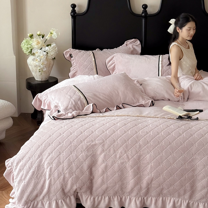 91家纺网 家纺一手货源 找家纺 卡姿家纺 2025秋冬小兔毛轻奢感名媛风— 维多莉 维多莉杏仁粉