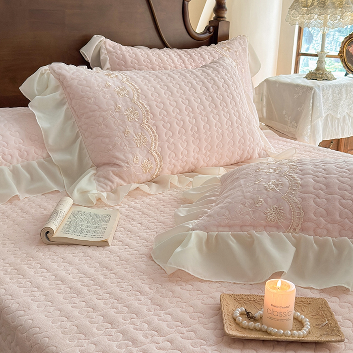 91家纺网 家纺一手货源 找家纺 乐朵家居 2025新品 左岸玫瑰 牛奶绒 夹棉床盖 -浅玉