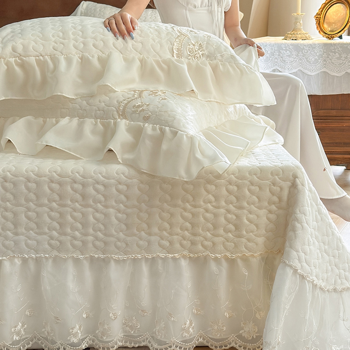 91家纺网 家纺一手货源 找家纺 乐朵家居 2025新款 左岸玫瑰 牛奶绒 夹棉床盖 -奶白