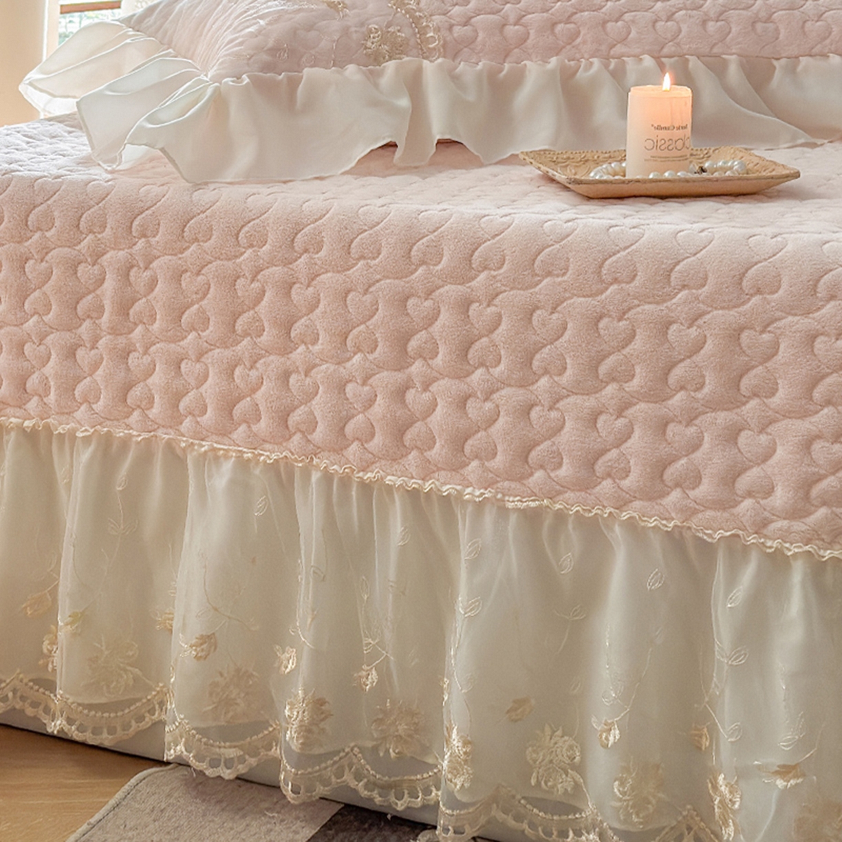 91家纺网 家纺一手货源 找家纺 乐朵家居 2025新品 左岸玫瑰 牛奶绒 夹棉床盖 -浅玉