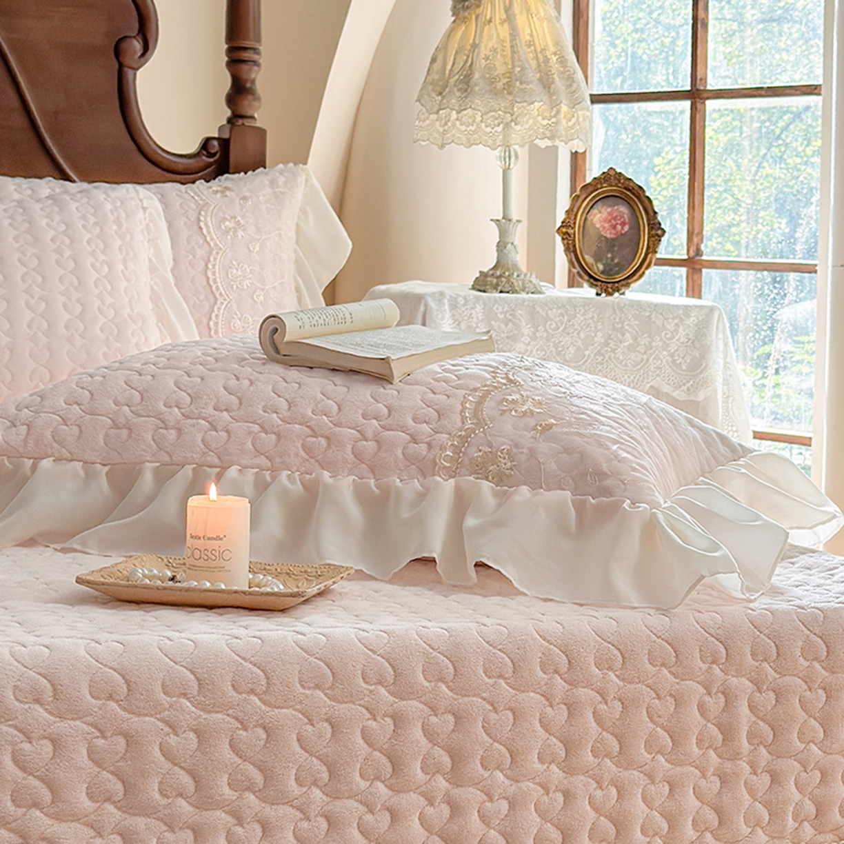 91家纺网 家纺一手货源 找家纺 乐朵家居 2025新品 左岸玫瑰 牛奶绒 夹棉床盖 -浅玉