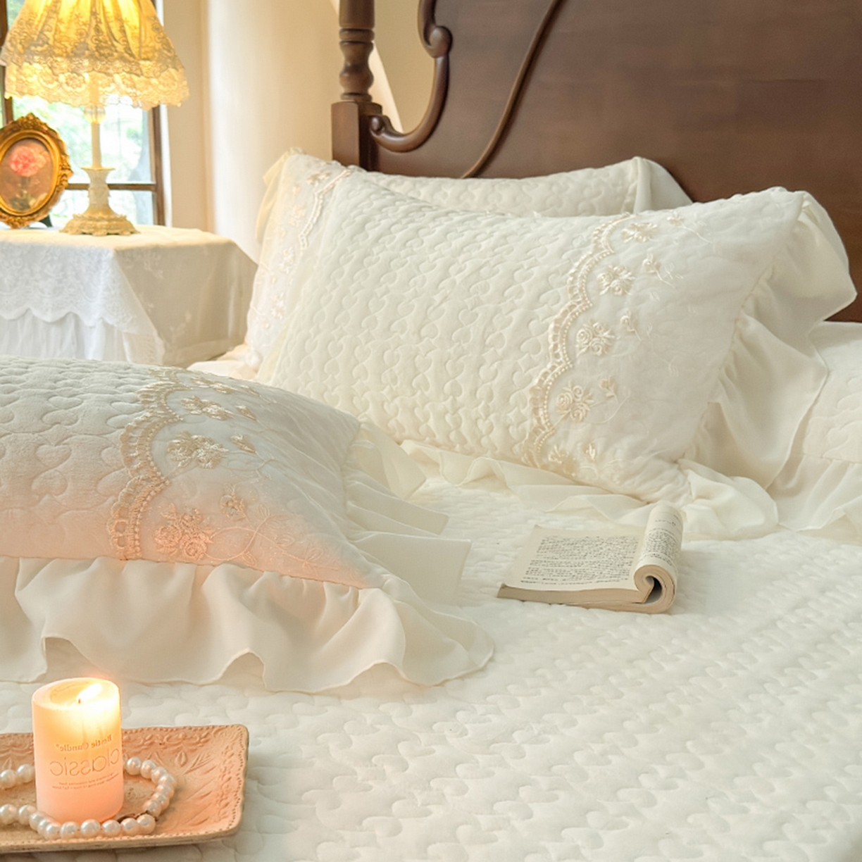 91家纺网 家纺一手货源 找家纺 乐朵家居 2025新款 左岸玫瑰 牛奶绒 夹棉床盖 -奶白