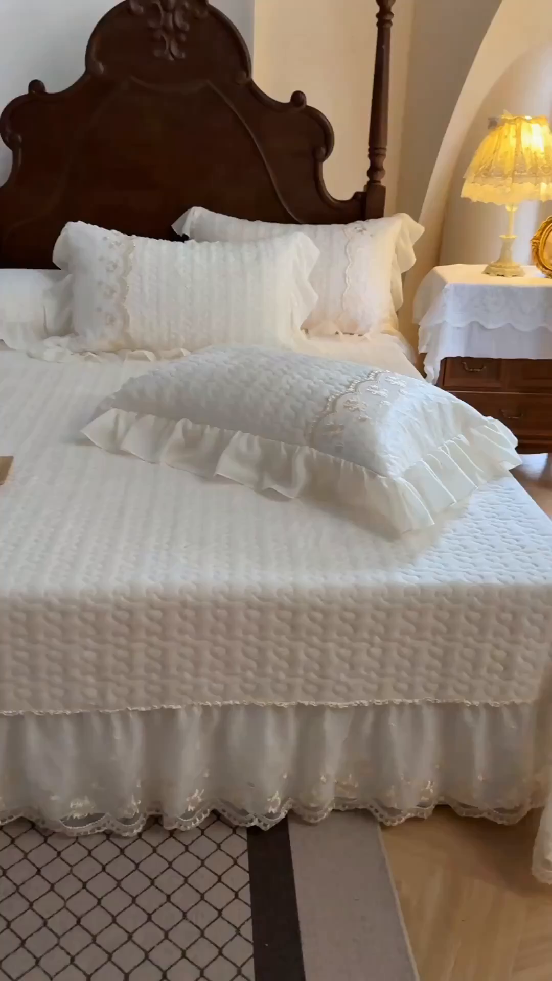 91家纺网 家纺一手货源 找家纺 乐朵家居 2025新款 左岸玫瑰 牛奶绒 夹棉床盖 -奶白