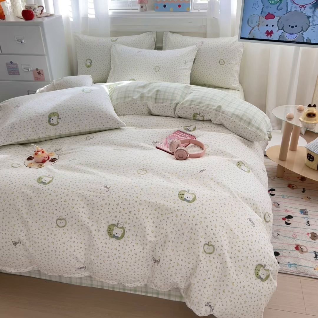 91家纺网 家纺一手货源 找家纺 曼之夏 2025新款全棉纯棉印花四件套 苹果熊仔