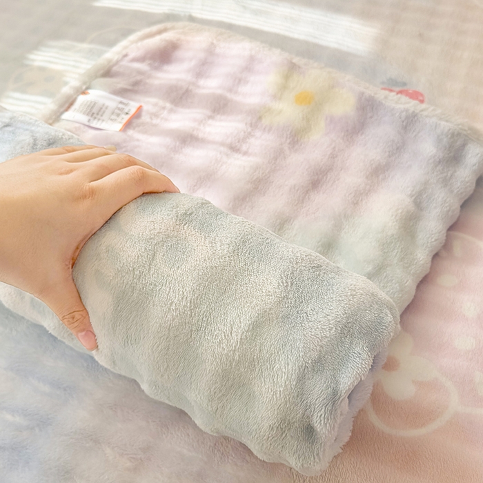 91家纺网 家纺一手货源 找家纺 丝芙妮家居（原乐视家纺） 2025新款A类牛奶泡泡绒印花单品床单 草莓小猫