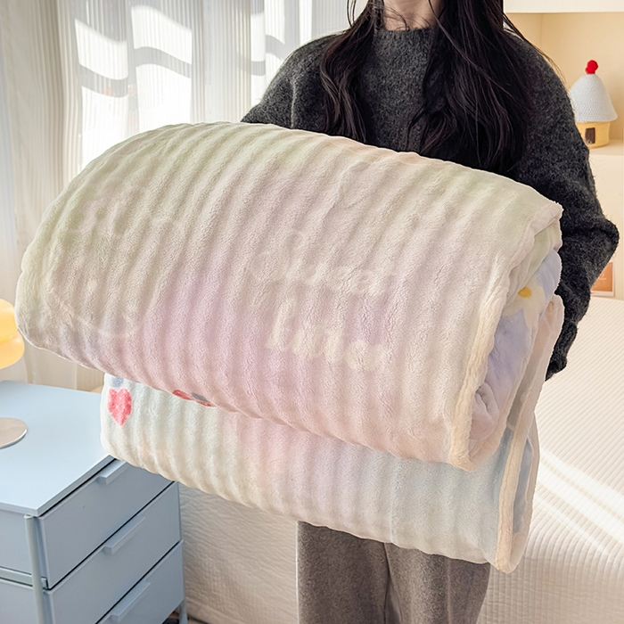 91家纺网 家纺一手货源 找家纺 丝芙妮家居（原乐视家纺） 2025新款A类牛奶泡泡绒印花单品床单 草莓小猫