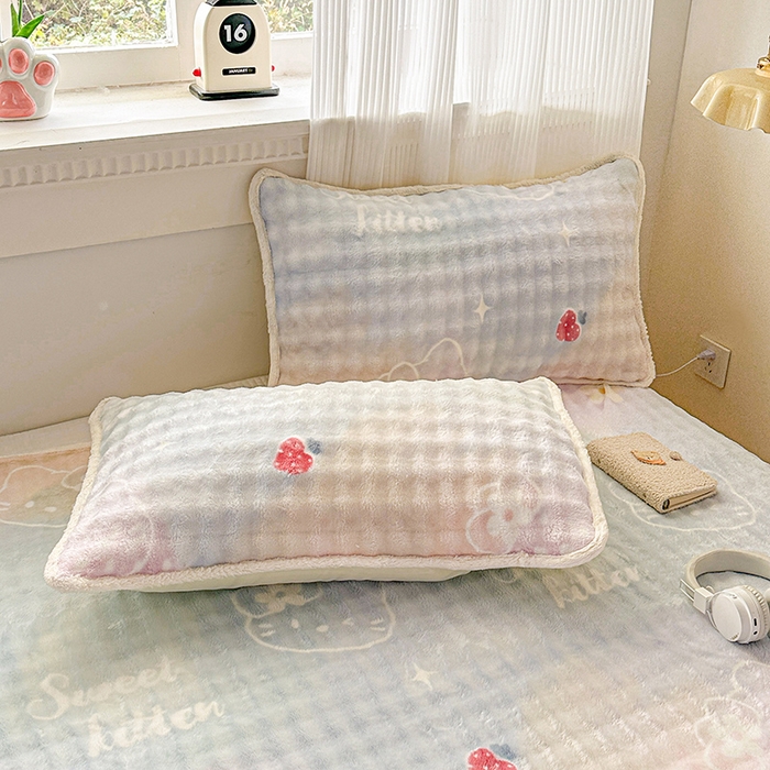 91家纺网 家纺一手货源 找家纺 丝芙妮家居（原乐视家纺） 2025新款A类牛奶泡泡绒印花单品床单 草莓小猫