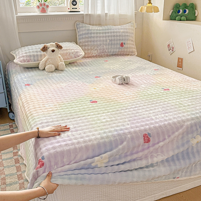 91家纺网 家纺一手货源 找家纺 丝芙妮家居（原乐视家纺） 2025新款A类牛奶泡泡绒印花单品床单 草莓小猫