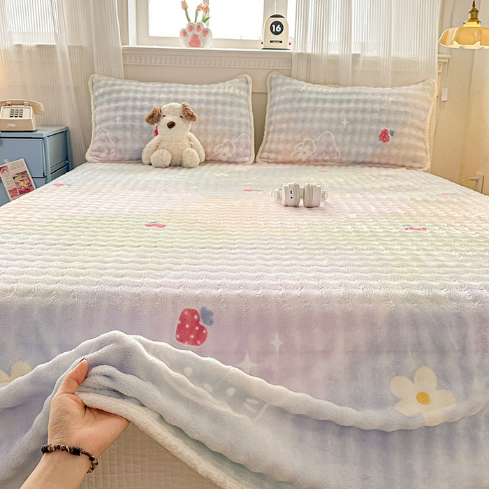 91家纺网 家纺一手货源 找家纺 丝芙妮家居（原乐视家纺） 2025新款A类牛奶泡泡绒印花单品床单 草莓小猫