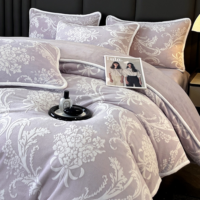 91家纺网 家纺一手货源 找家纺 妮恒美家纺 2025新款雕花牛奶绒四件套 法式浪漫-嫣紫