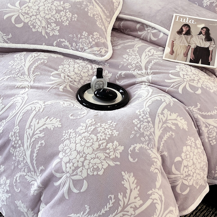 91家纺网 家纺一手货源 找家纺 妮恒美家纺 2025新款雕花牛奶绒四件套 法式浪漫-嫣紫
