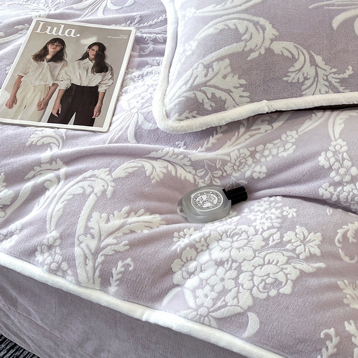 91家纺网 家纺一手货源 找家纺 妮恒美家纺 2025新款雕花牛奶绒四件套 法式浪漫-嫣紫