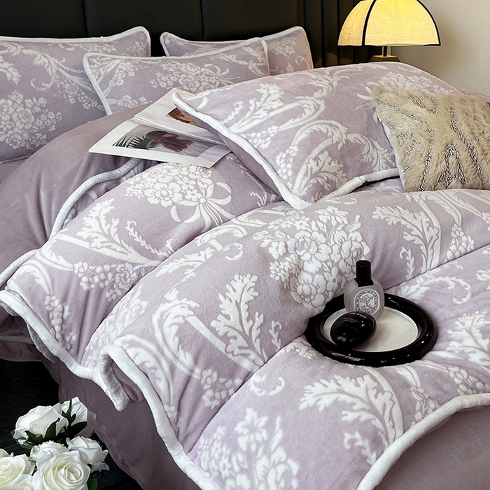 91家纺网 家纺一手货源 找家纺 妮恒美家纺 2025新款雕花牛奶绒四件套 法式浪漫-嫣紫