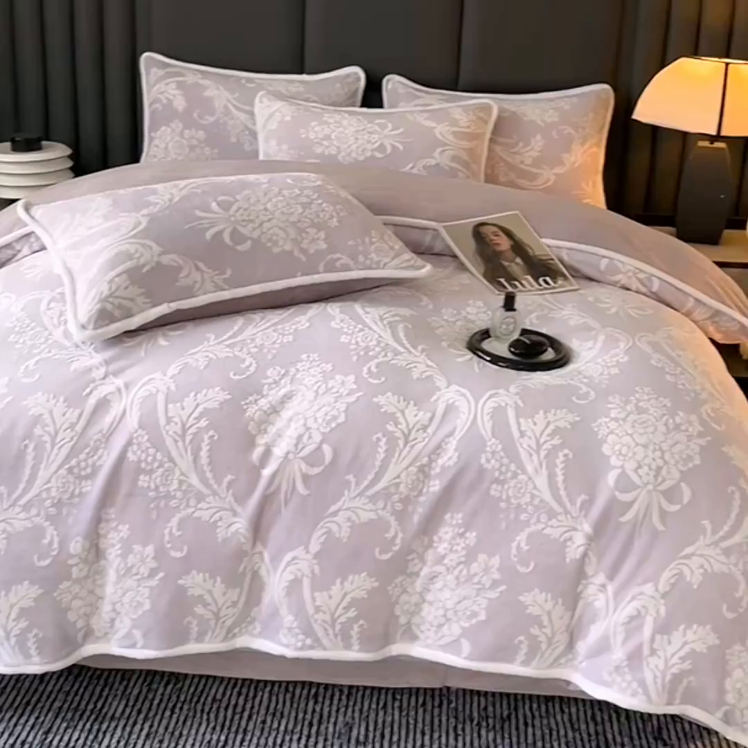 91家纺网 家纺一手货源 找家纺 妮恒美家纺 2025新款雕花牛奶绒四件套 法式浪漫-嫣紫