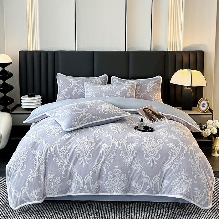 91家纺网 家纺一手货源 找家纺 妮恒美家纺 2025新款雕花牛奶绒四件套 法式浪漫-海蓝灰