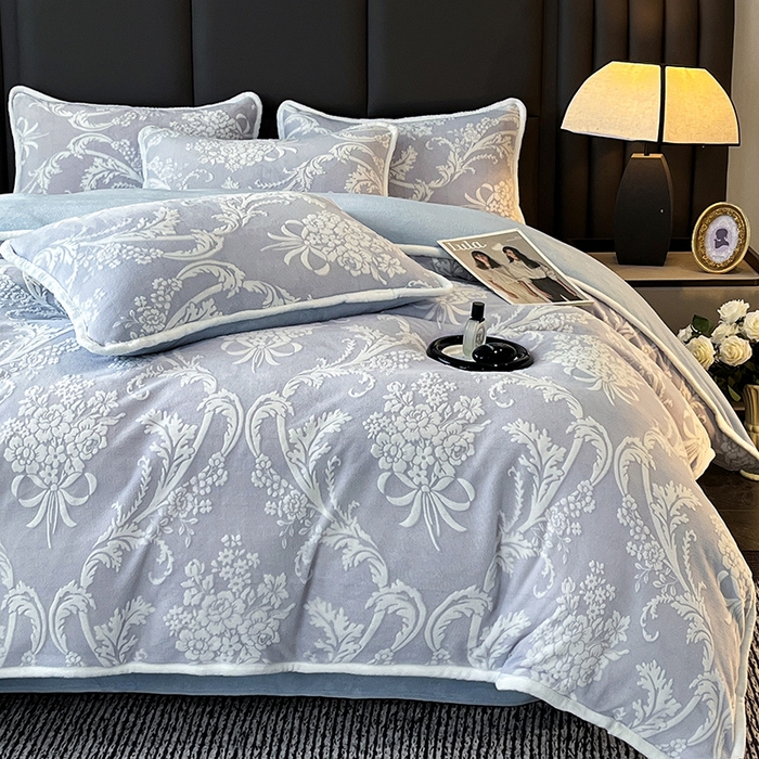 91家纺网 家纺一手货源 找家纺 妮恒美家纺 2025新款雕花牛奶绒四件套 法式浪漫-海蓝灰