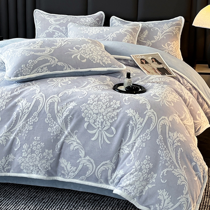 91家纺网 家纺一手货源 找家纺 妮恒美家纺 2025新款雕花牛奶绒四件套 法式浪漫-海蓝灰