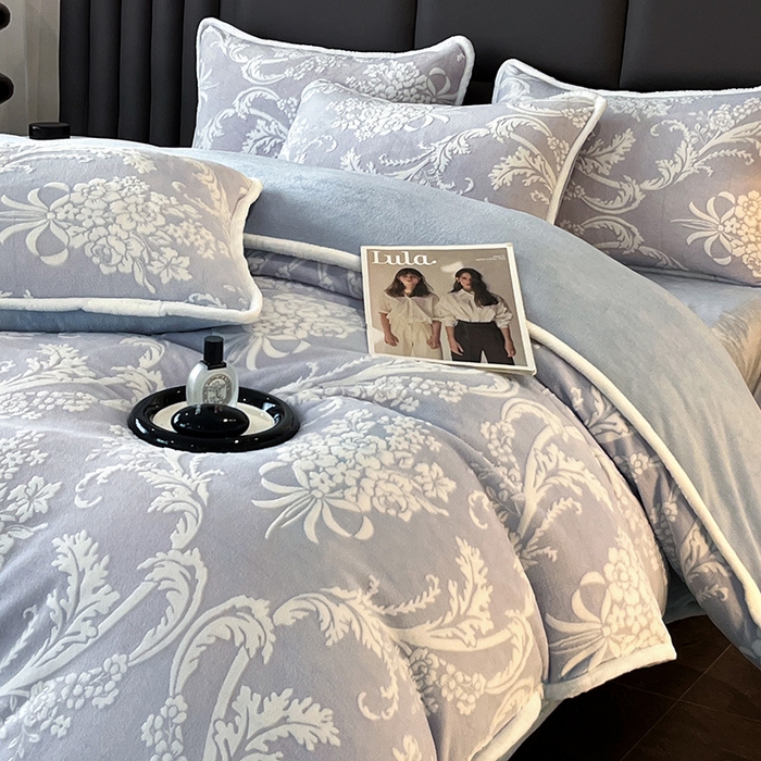 91家纺网 家纺一手货源 找家纺 妮恒美家纺 2025新款雕花牛奶绒四件套 法式浪漫-海蓝灰