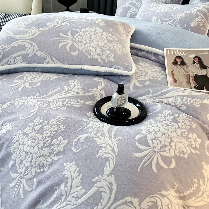 91家纺网 家纺一手货源 找家纺 妮恒美家纺 2025新款雕花牛奶绒四件套 法式浪漫-海蓝灰