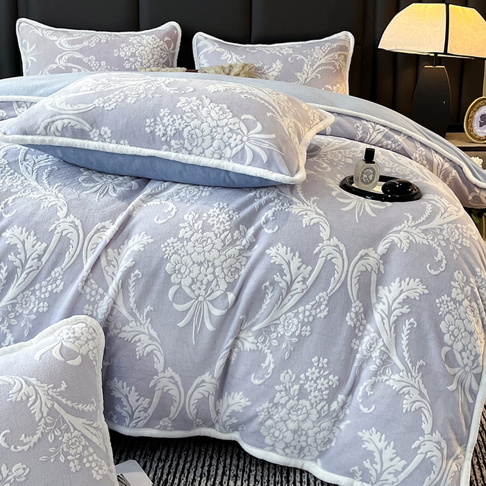 91家纺网 家纺一手货源 找家纺 妮恒美家纺 2025新款雕花牛奶绒四件套 法式浪漫-海蓝灰