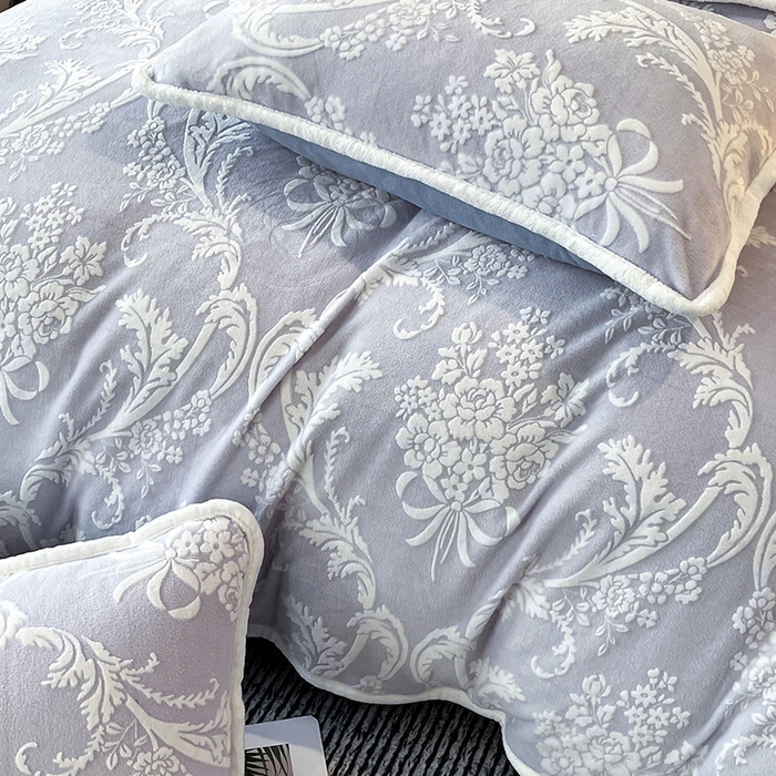 91家纺网 家纺一手货源 找家纺 妮恒美家纺 2025新款雕花牛奶绒四件套 法式浪漫-海蓝灰