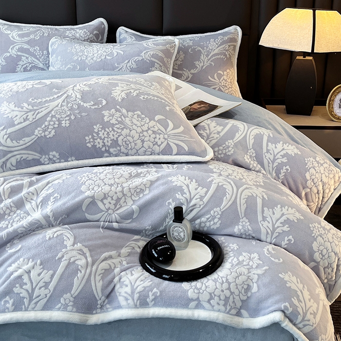91家纺网 家纺一手货源 找家纺 妮恒美家纺 2025新款雕花牛奶绒四件套 法式浪漫-海蓝灰