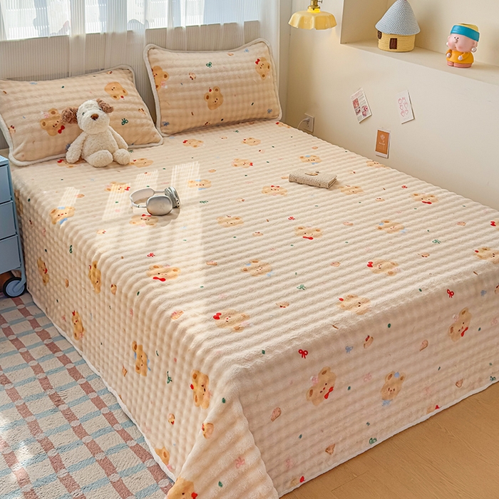 91家纺网 家纺一手货源 找家纺 丝芙妮家居（原乐视家纺） 2025新款A类牛奶泡泡绒印花单品床单 纯真小熊