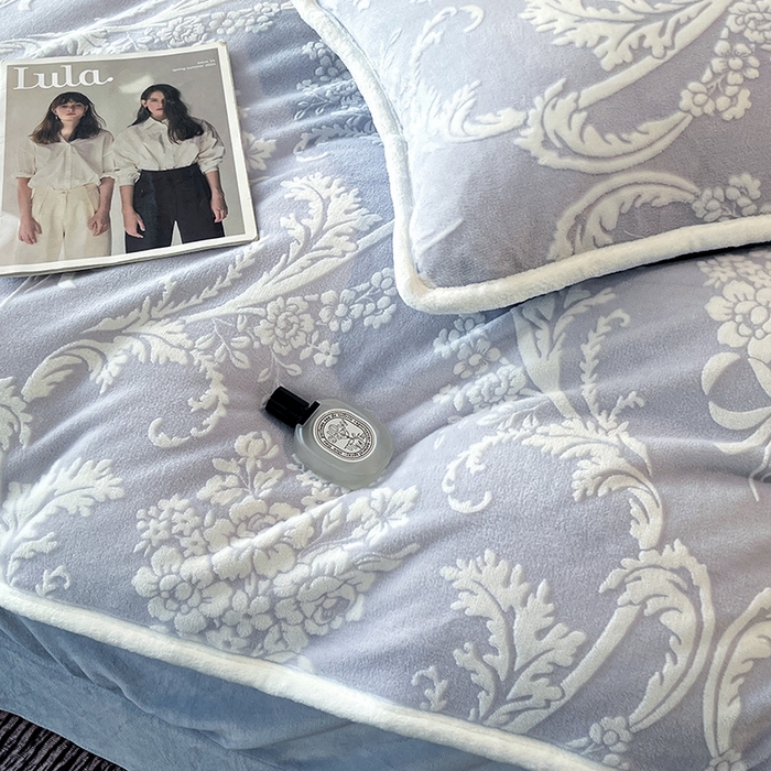 91家纺网 家纺一手货源 找家纺 妮恒美家纺 2025新款雕花牛奶绒四件套 法式浪漫-海蓝灰