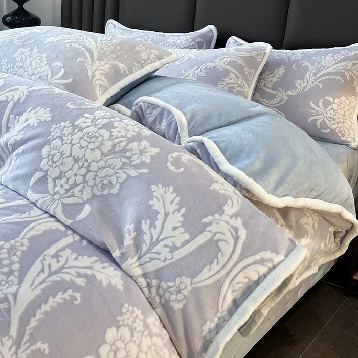 91家纺网 家纺一手货源 找家纺 妮恒美家纺 2025新款雕花牛奶绒四件套 法式浪漫-海蓝灰