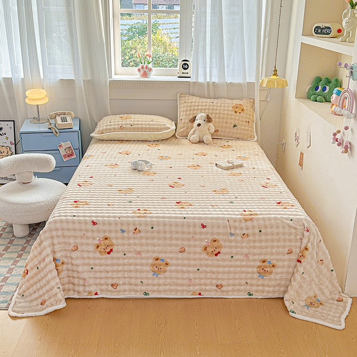 91家纺网 家纺一手货源 找家纺 丝芙妮家居（原乐视家纺） 2025新款A类牛奶泡泡绒印花单品床单 纯真小熊