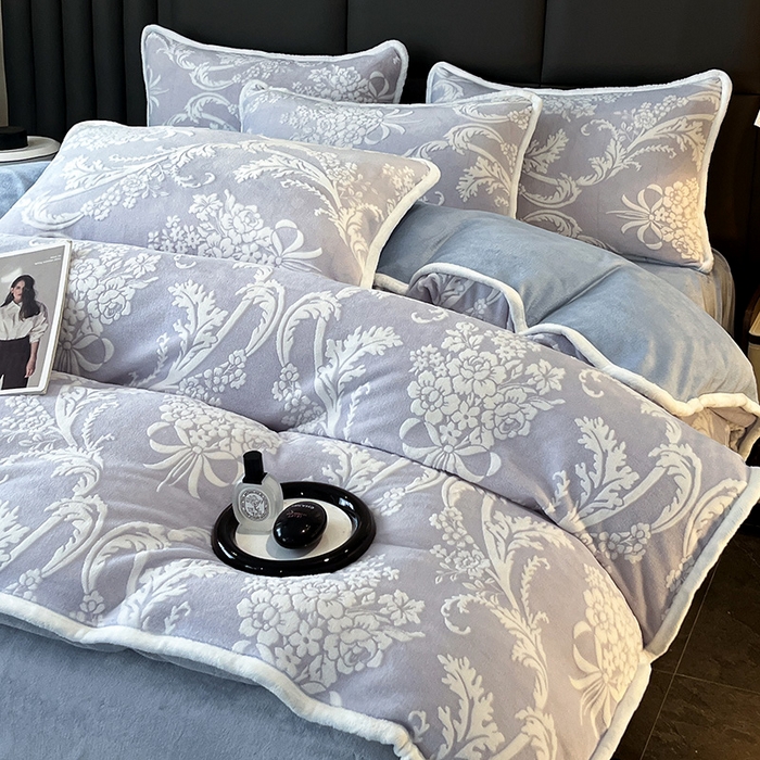 91家纺网 家纺一手货源 找家纺 妮恒美家纺 2025新款雕花牛奶绒四件套 法式浪漫-海蓝灰