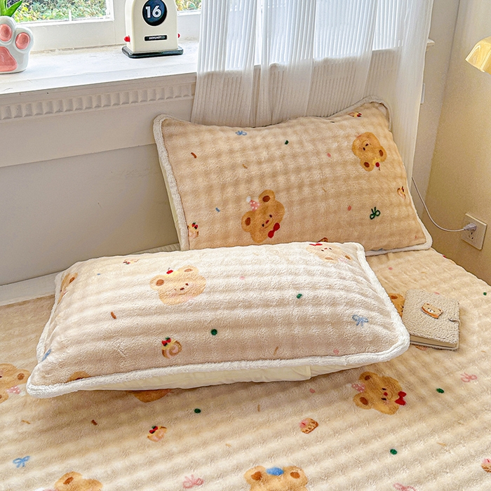 91家纺网 家纺一手货源 找家纺 丝芙妮家居（原乐视家纺） 2025新款A类牛奶泡泡绒印花单品床单 纯真小熊