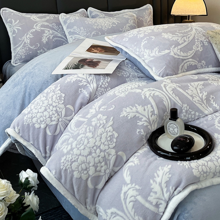 91家纺网 家纺一手货源 找家纺 妮恒美家纺 2025新款雕花牛奶绒四件套 法式浪漫-海蓝灰