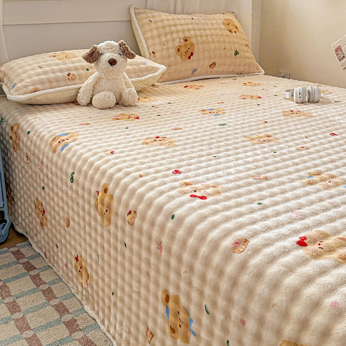 91家纺网 家纺一手货源 找家纺 丝芙妮家居（原乐视家纺） 2025新款A类牛奶泡泡绒印花单品床单 纯真小熊