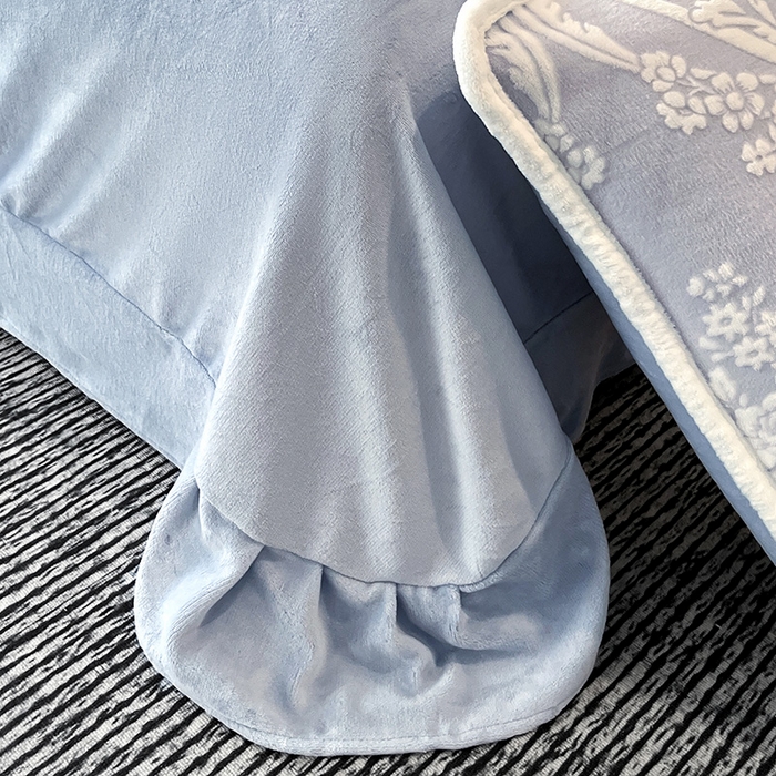 91家纺网 家纺一手货源 找家纺 妮恒美家纺 2025新款雕花牛奶绒四件套 法式浪漫-海蓝灰