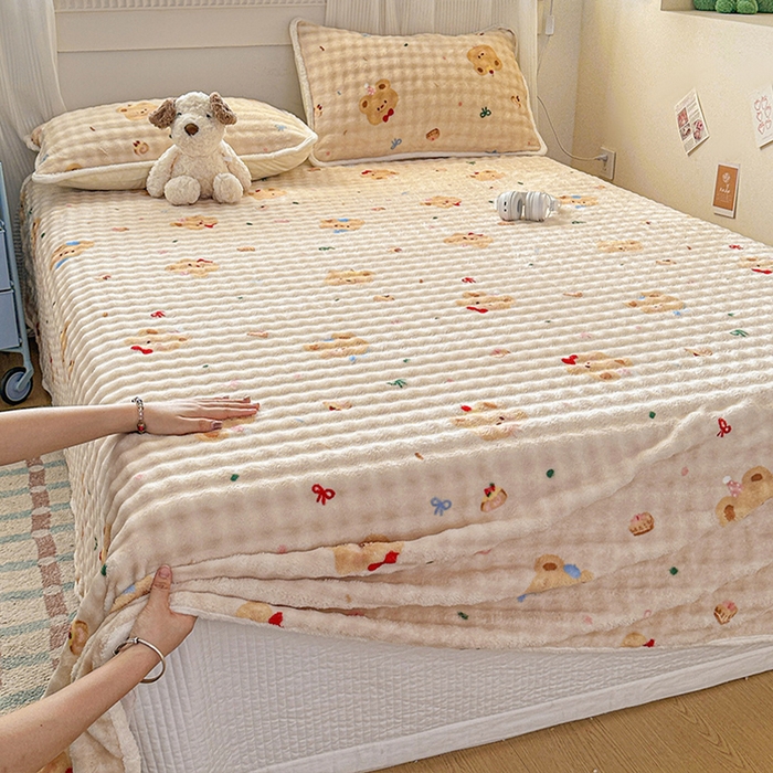 91家纺网 家纺一手货源 找家纺 丝芙妮家居（原乐视家纺） 2025新款A类牛奶泡泡绒印花单品床单 纯真小熊