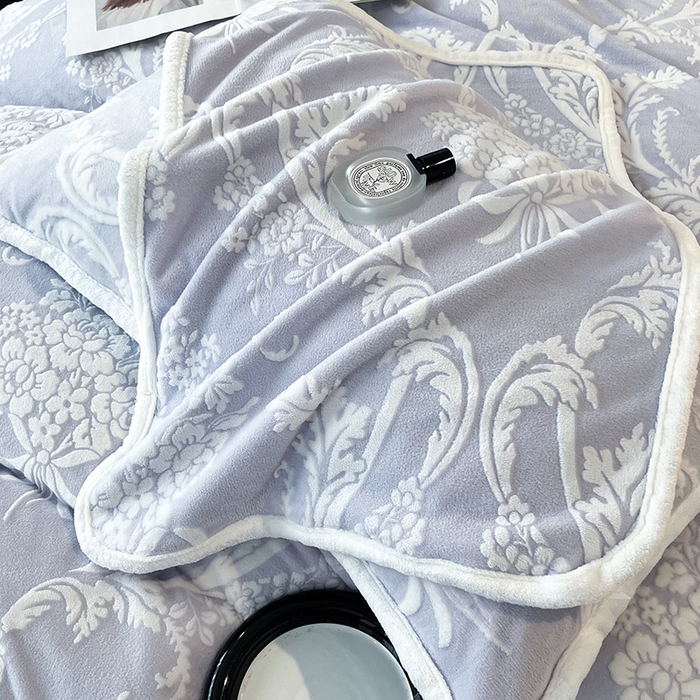 91家纺网 家纺一手货源 找家纺 妮恒美家纺 2025新款雕花牛奶绒四件套 法式浪漫-海蓝灰