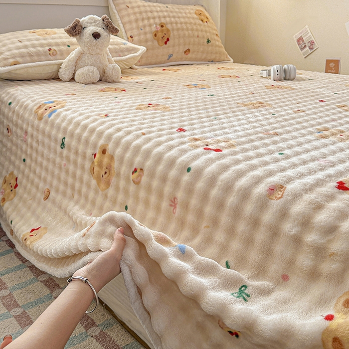 91家纺网 家纺一手货源 找家纺 丝芙妮家居（原乐视家纺） 2025新款A类牛奶泡泡绒印花单品床单 纯真小熊