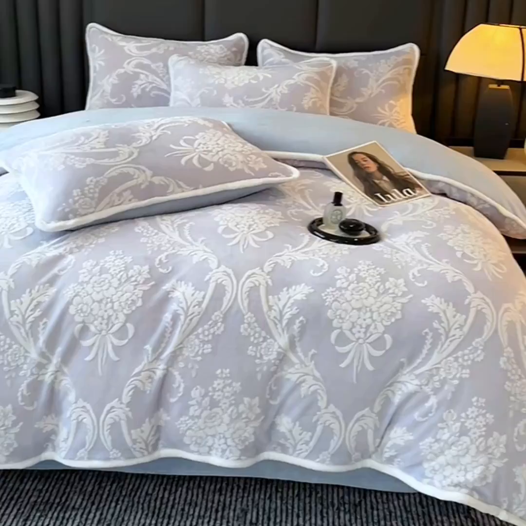 91家纺网 家纺一手货源 找家纺 妮恒美家纺 2025新款雕花牛奶绒四件套 法式浪漫-海蓝灰