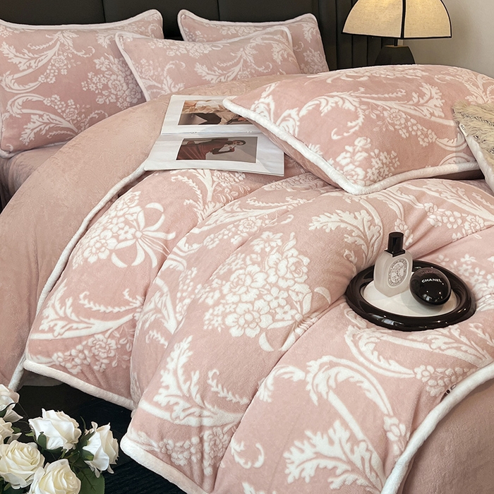 91家纺网 家纺一手货源 找家纺 妮恒美家纺 2025新款雕花牛奶绒四件套 法式浪漫-奶茶杏