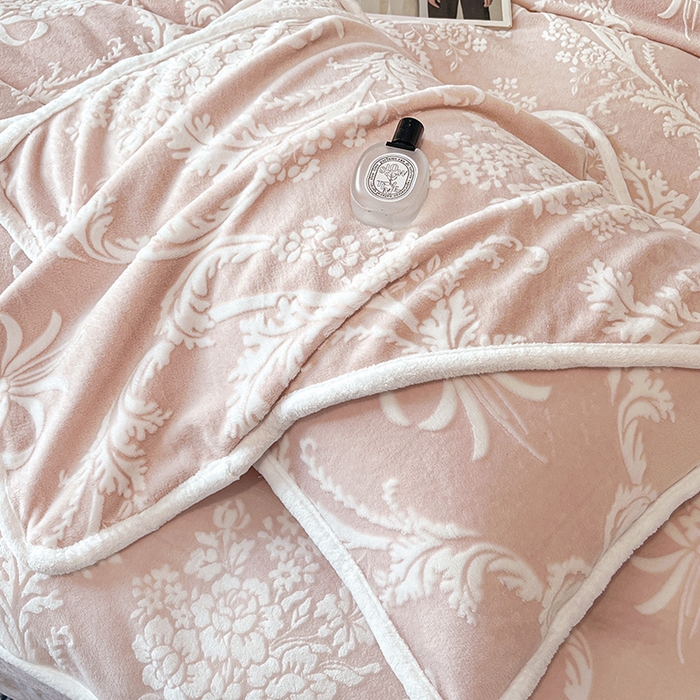 91家纺网 家纺一手货源 找家纺 妮恒美家纺 2025新款雕花牛奶绒四件套 法式浪漫-奶茶杏